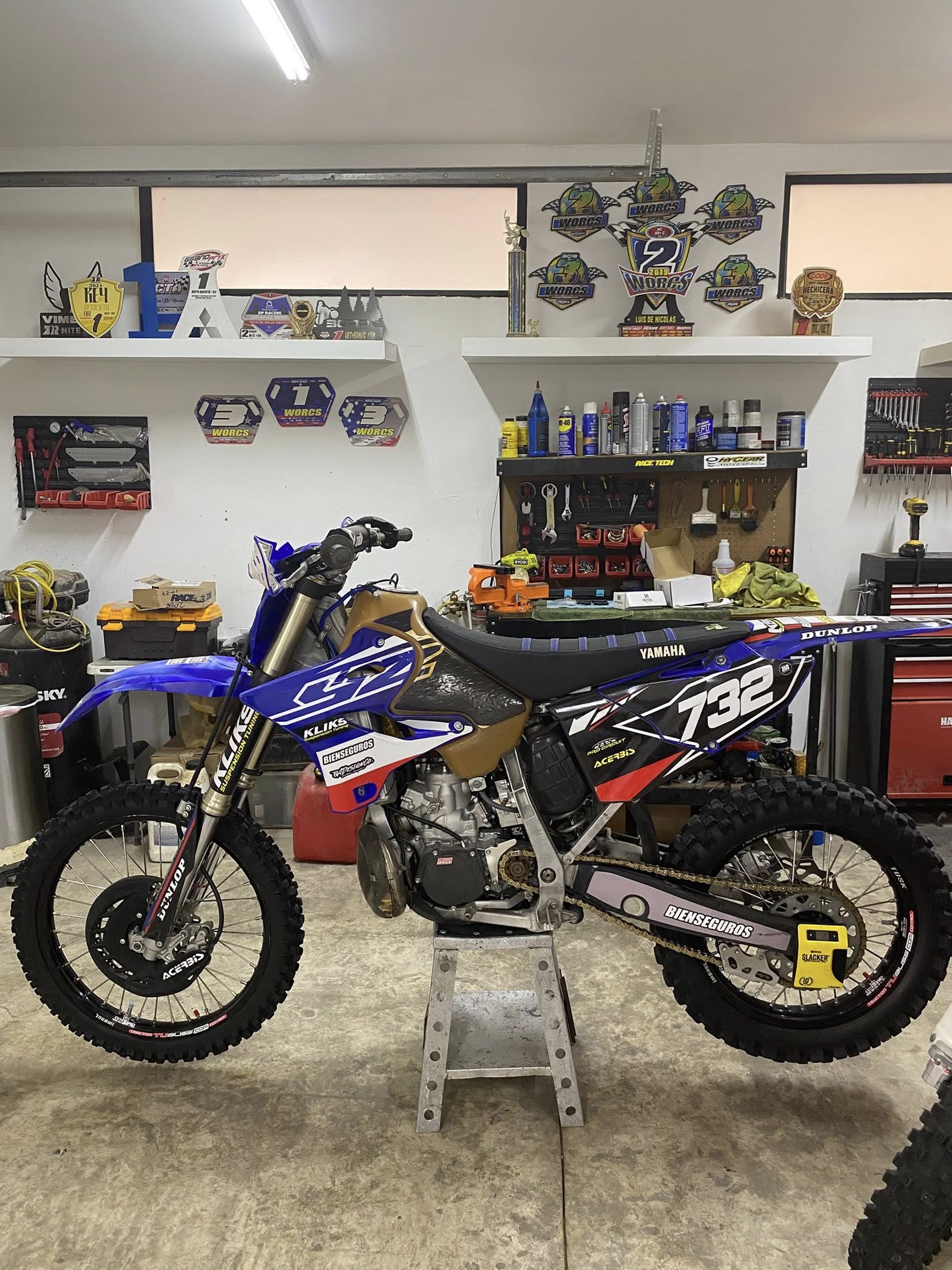 Moto Yamaha #732 en el taller KLIKS lista para servicio de motor